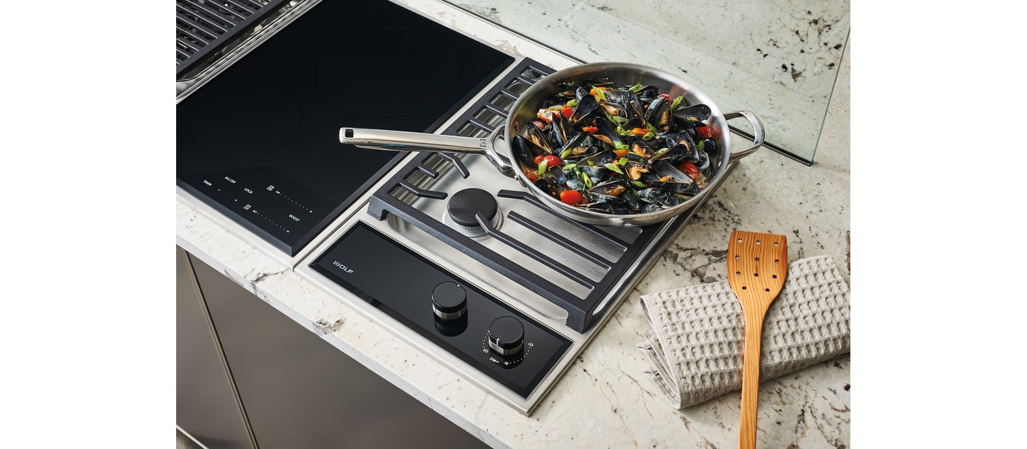 Módulo de placa de cocción de gas transicional de 15" Wolf (CG152TFS) combinado con un módulo de placa de cocción eléctrica transicional de15" (CE152TFS)