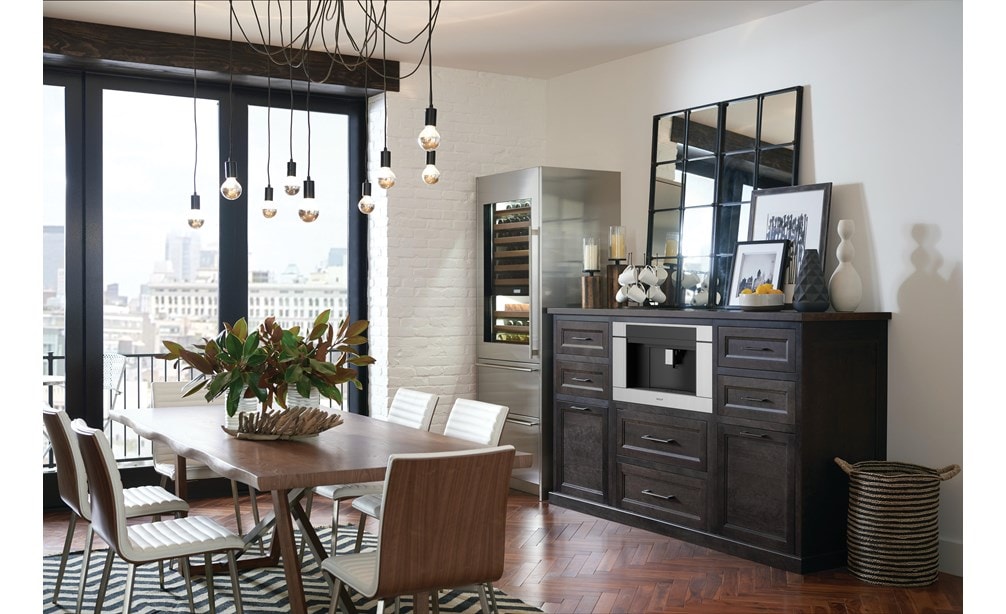 El sistema para café de vidrio negro de 24" Wolf (EC24/B) exhibido en una estación de café estilo despensa rústica convenientemente ubicada en el comedor