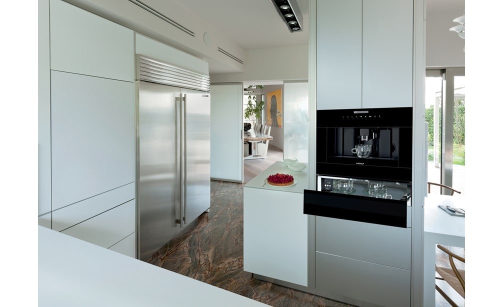 El cajón calentador de tazas de 24" Wolf de acero inoxidable (CW24/S) exhibido con el sistema para café de 24" (EC24/B) puede proporcionar belleza y funcionalidad en cualquier lugar