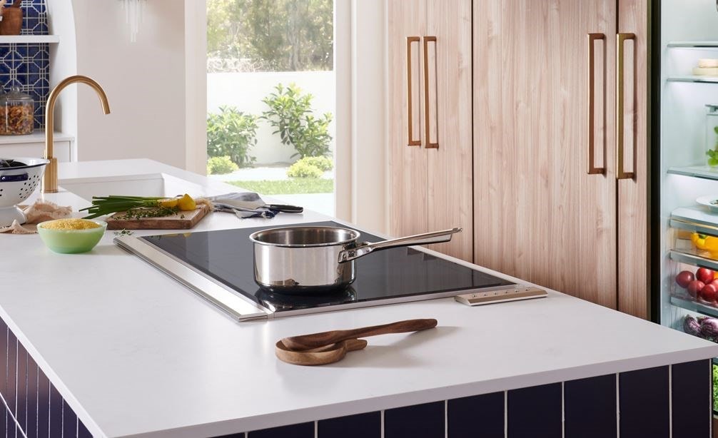 Cocina de estilo mediterráneo con placa de cocción de inducción Wolf de 36 pulgadas