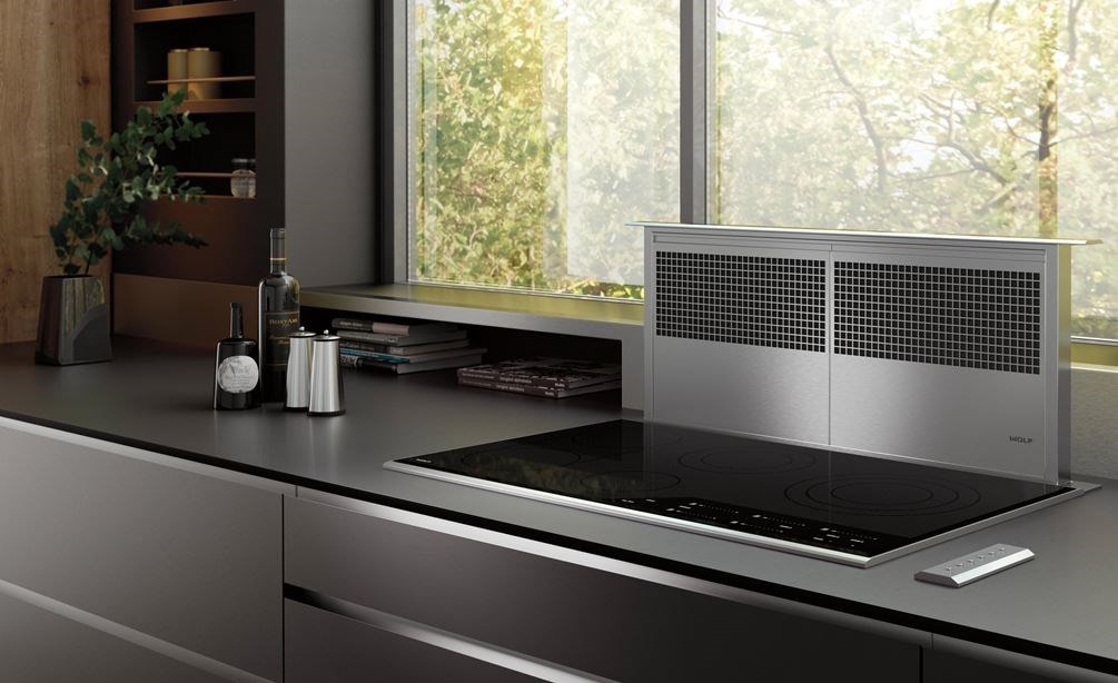 La placa de cocción eléctrica contemporánea de 36" Wolf (CE365C/B) combinada en una lujosa cocina moderna con mostrador y gabinetes pulidos