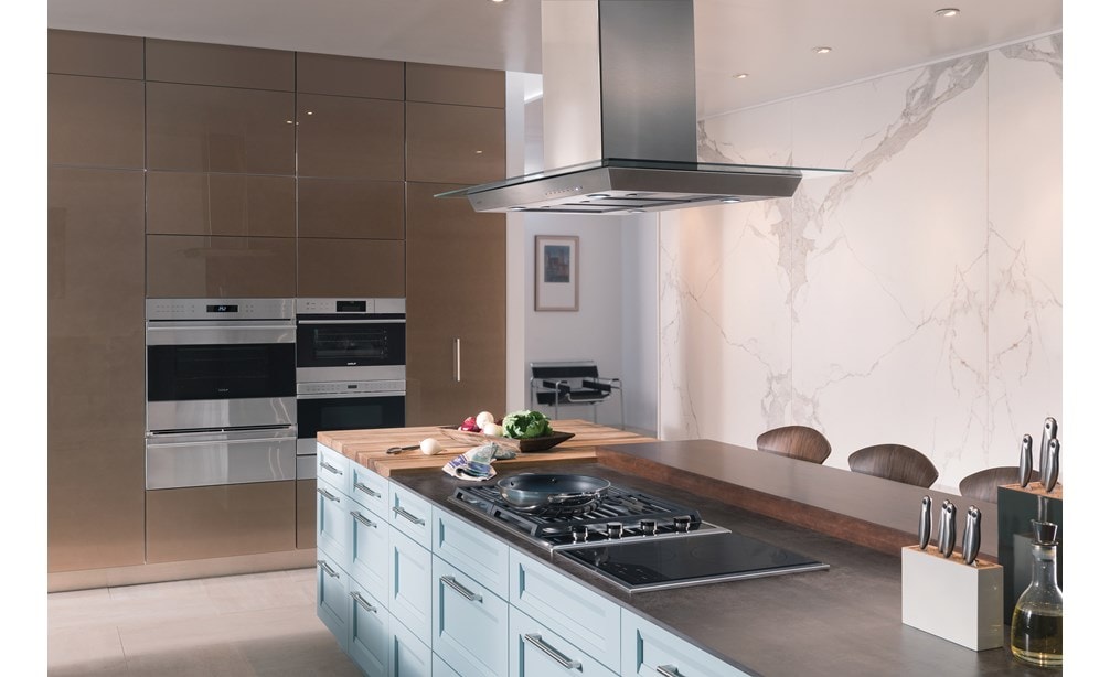 Placa de cocción de gas transicional de 30" Wolf con 4 quemadores (CG304T/S) combinada con campana extractora de isla de placa de cocción de 42" Wolf - Inoxidable (VI42S) en cocina moderna