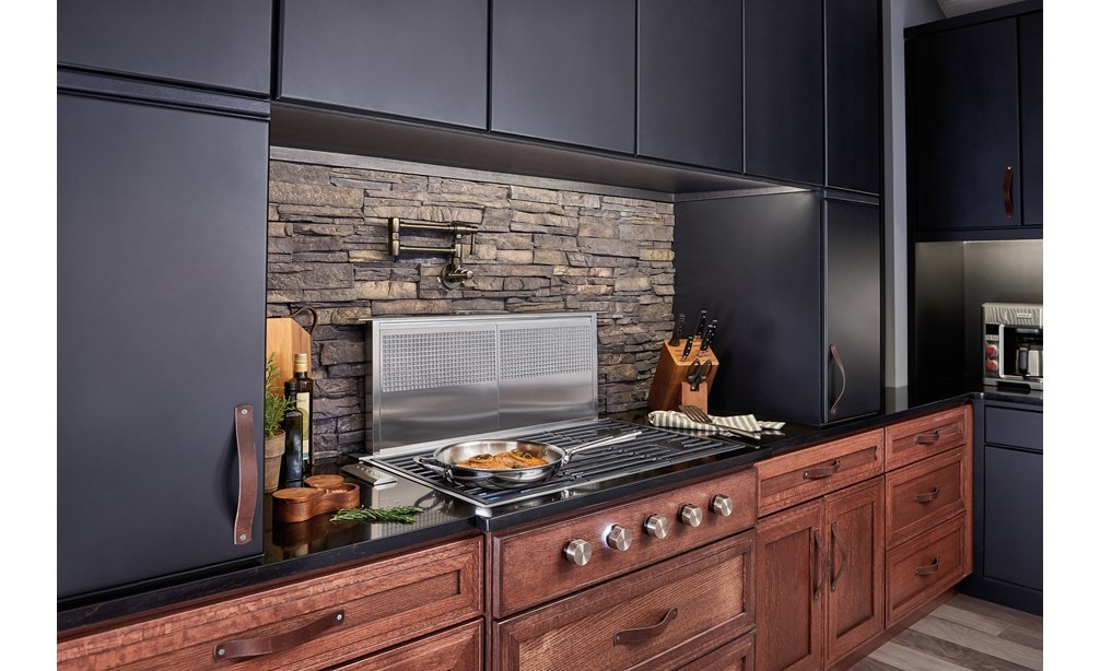 La placa de cocción de gas contemporánea de 36" Wolf de 5 quemadores (CG365C/S) exhibida en una amplia variedad de texturas, como salpicaderos de ladrillo y armarios oscuros