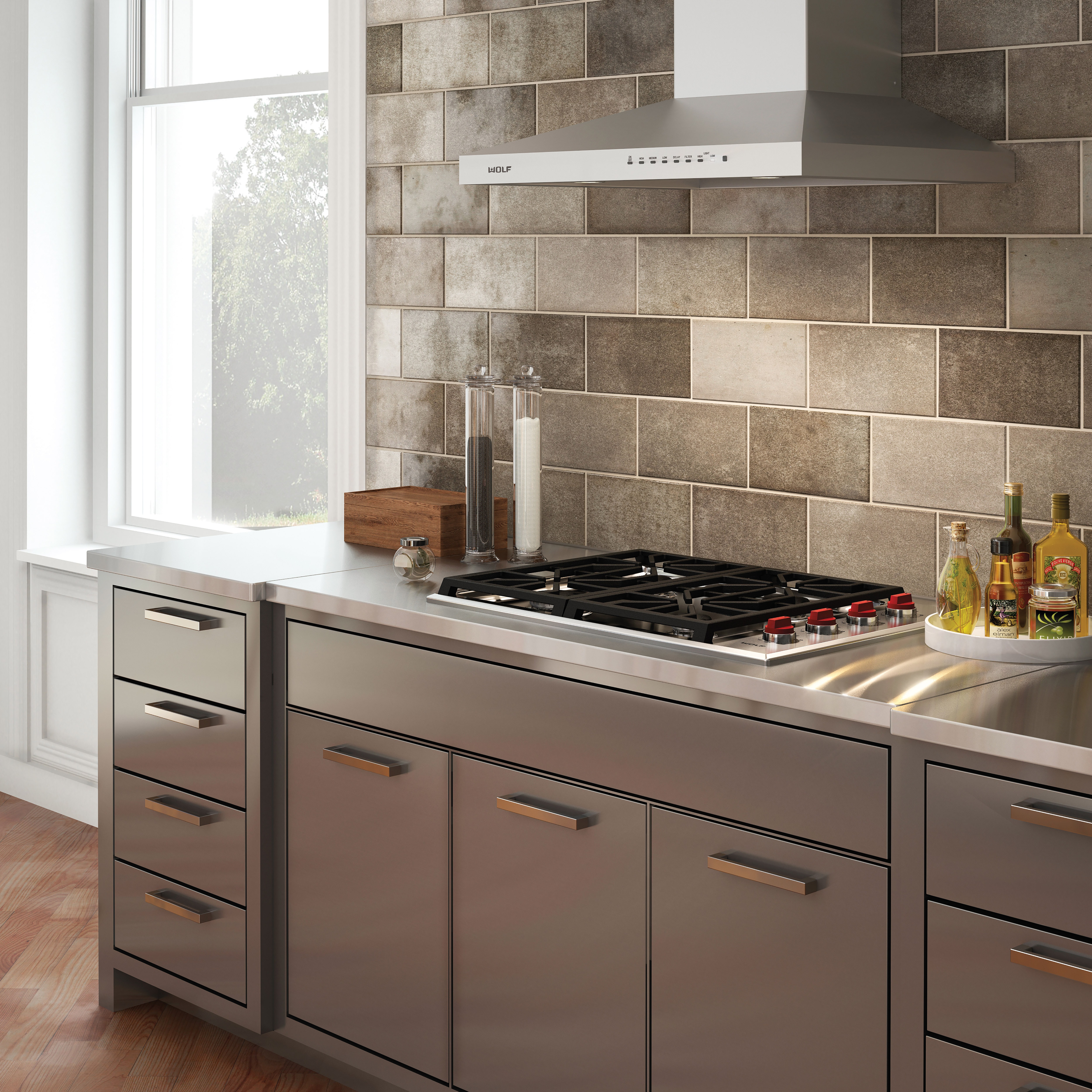 La placa de cocción de gas profesional de 30" Wolf con 4 quemadores (CG304P/S) combinada con campana extractora de pared de placa de cocción de 30" Wolf - Inoxidable (VW30S)