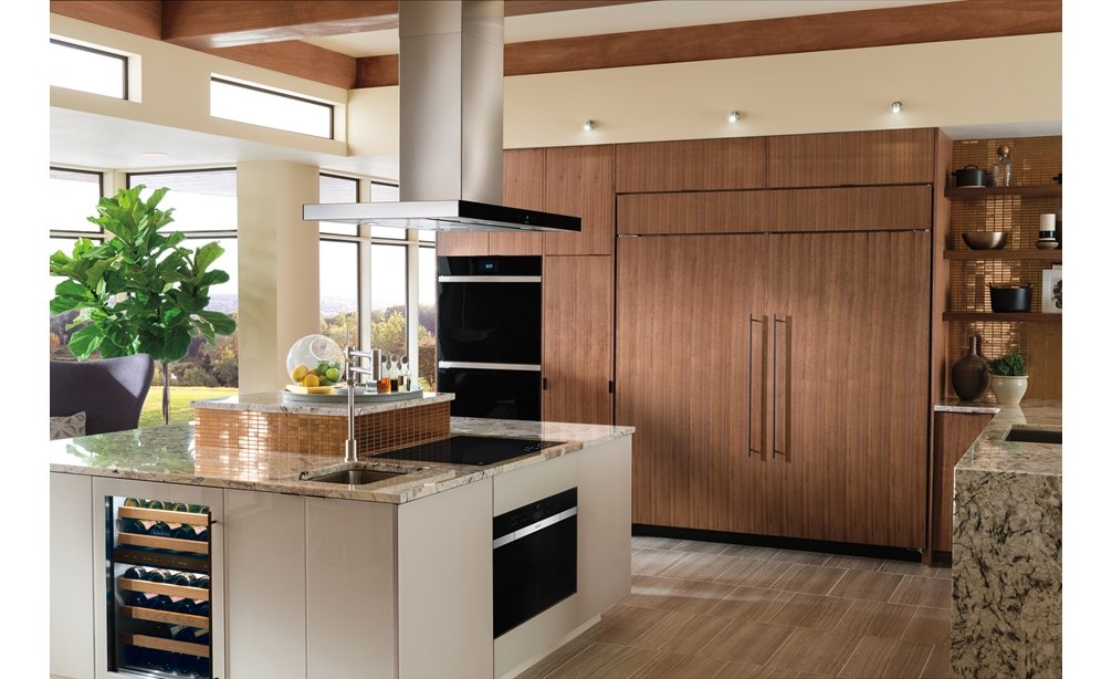 Placa de inducción contemporánea de 30" Wolf (CI304C/B) exhibida en una gran isla de cocina de mármol con extractor de isla de placa de cocción de 42" Wolf (VI42B)