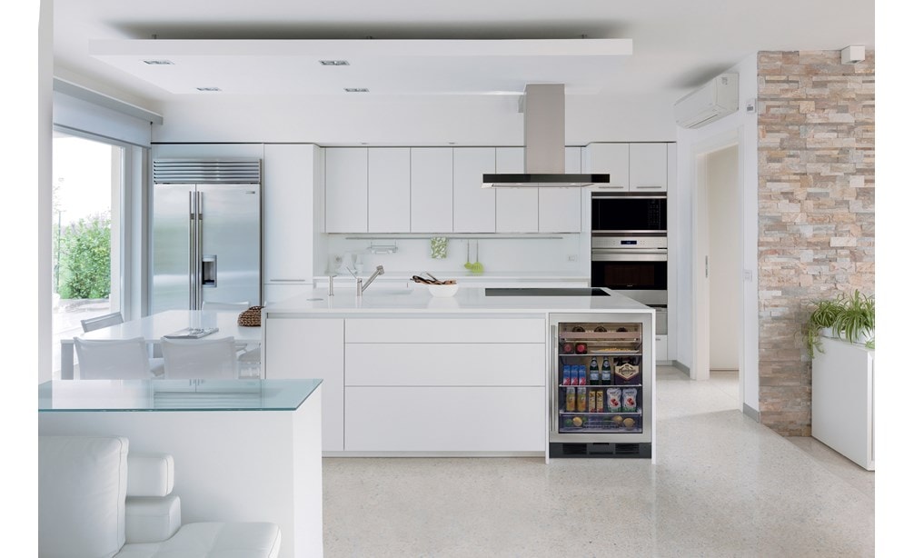 Placa de inducción contemporánea de 36" Wolf (CI365C/B) en una cocina grande con gabinetes lisos con extractor de isla de cocción de 42" (VI42B)