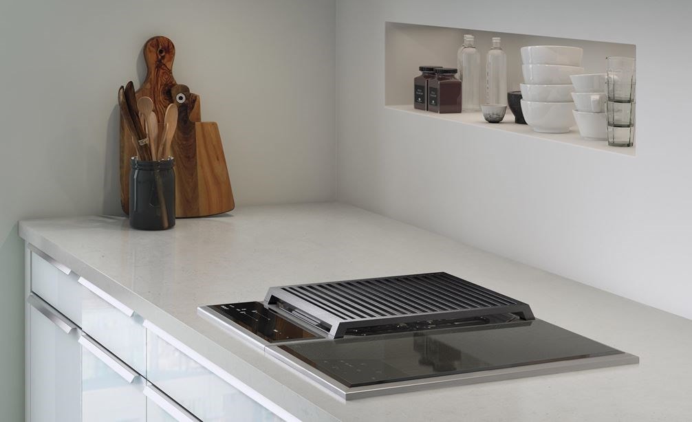La placa de inducción transicional de 15" Wolf (CI152TF/S) exhibida en un espacio de diseño de cocina minimalista y luminoso