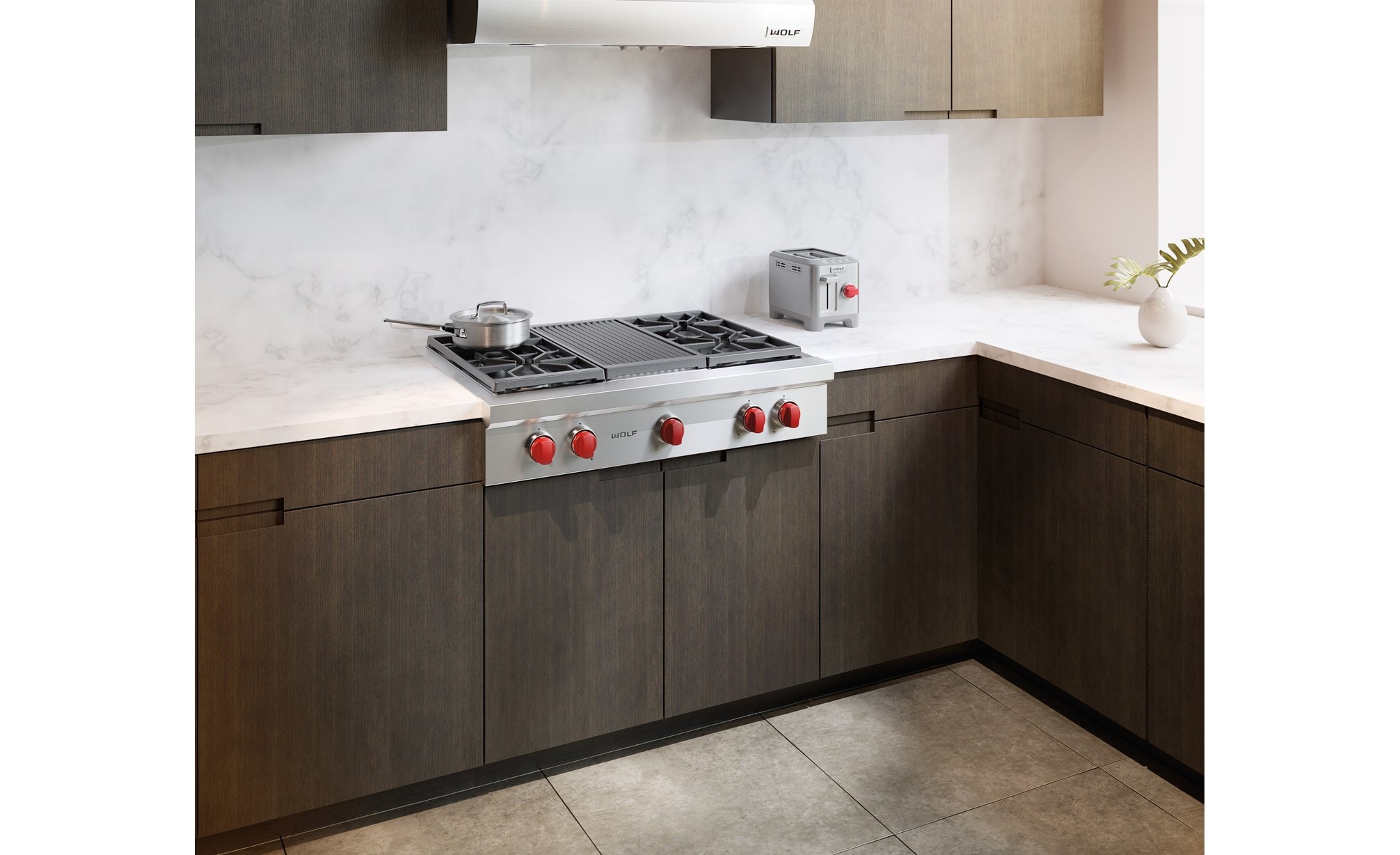 La estufa y asadora infrarroja de 4 quemadores sellados de 36" Wolf (SRT364C) exhibidos en una integración elegante en un entorno de cocina tradicional.