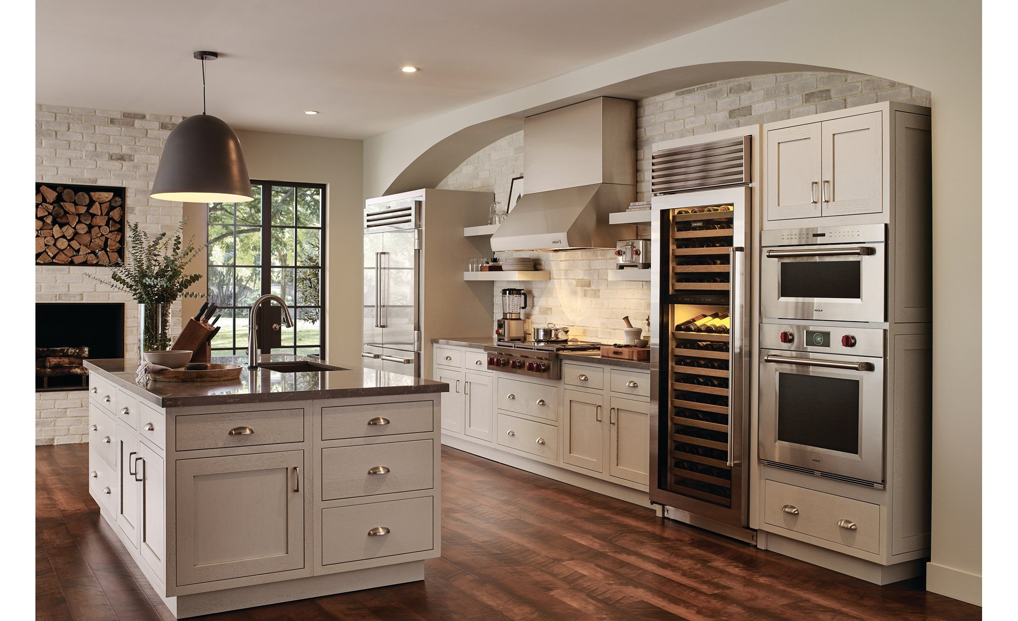 La estufa con parrilla infrarroja de 4 quemadores sellados de 36" Wolf (SRT364C) combinada con un horno microondas profesional de la serie M de 30" (MDD30PM/S/PH)