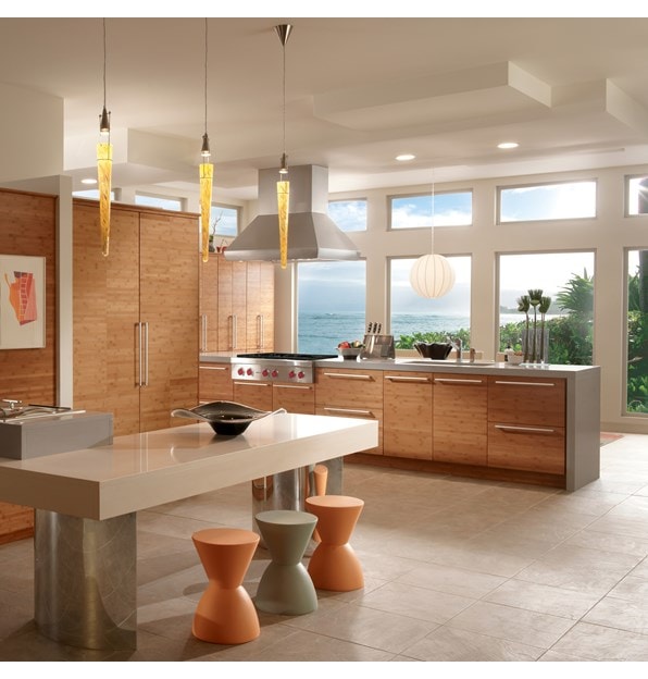 La estufa y plancha infrarroja de 4 quemadores sellada de 36" Wolf y (SRT364G) exhibidas en una gran cocina moderna.