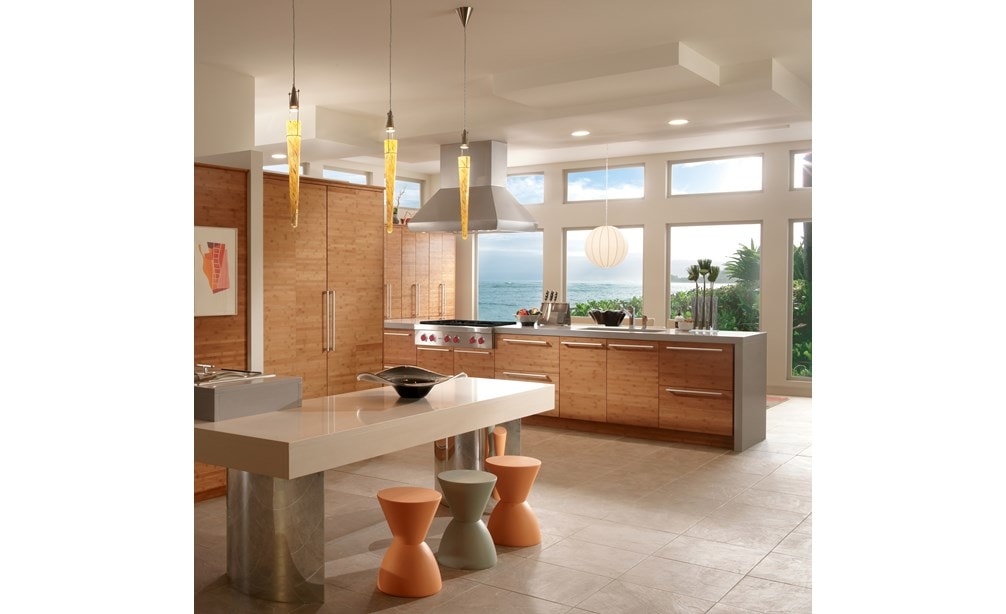 La estufa y plancha infrarroja de 4 quemadores sellada de 36" Wolf y (SRT364G) exhibidas en una gran cocina moderna.