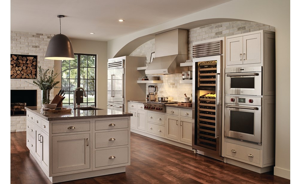 La estufa con parrilla infrarroja de 4 quemadores sellados de 36" Wolf (SRT364C) combinada con un horno microondas profesional de la serie M de 30" (MDD30PM/S/PH)