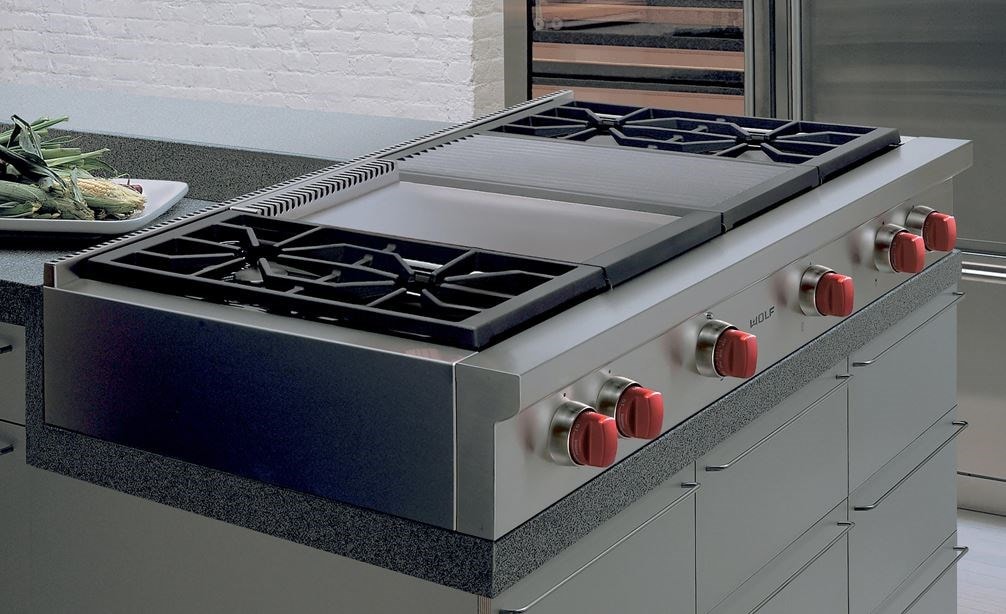 La estufa con asadora y plancha infrarroja de 48" con 4 quemadores sellados Wolf (SRT484CG) se adapta magníficamente a los mostradores de granito personalizados. 