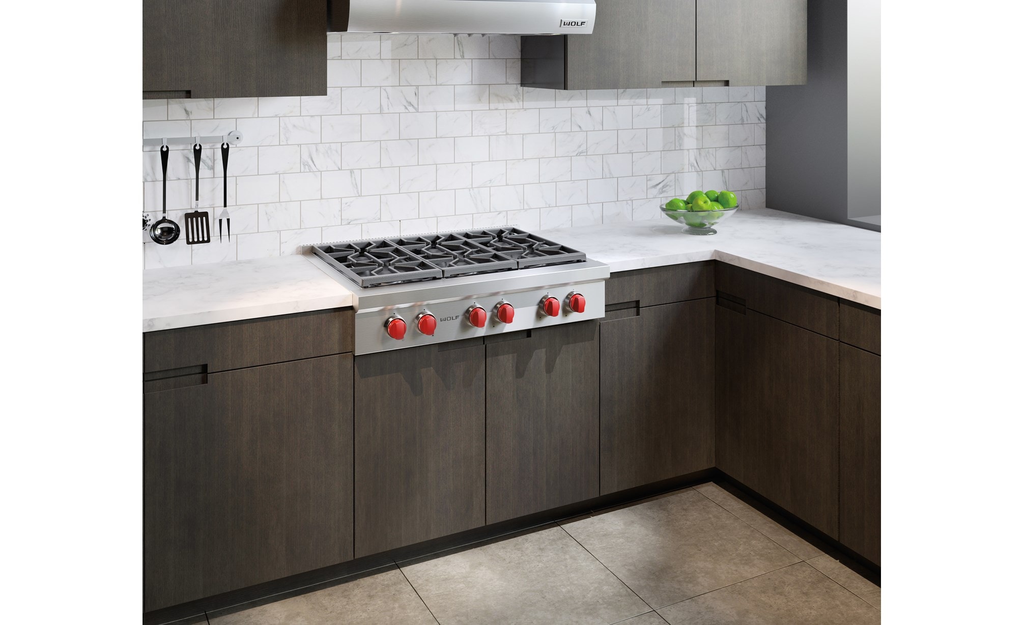 La estufa de 6 quemadores sellados de 36" Wolf (SRT366) brilla en este entorno clásico de cocina junto a gabinetes de panel plano y paredes de ladrillo blanco