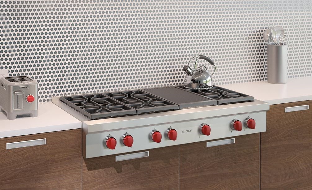 Estufa y asadora infrarroja de 6 quemadores sellados de 48" Wolf (SRT486C) exhibidos en una cocina pulcra y elegante con superficies pulidas