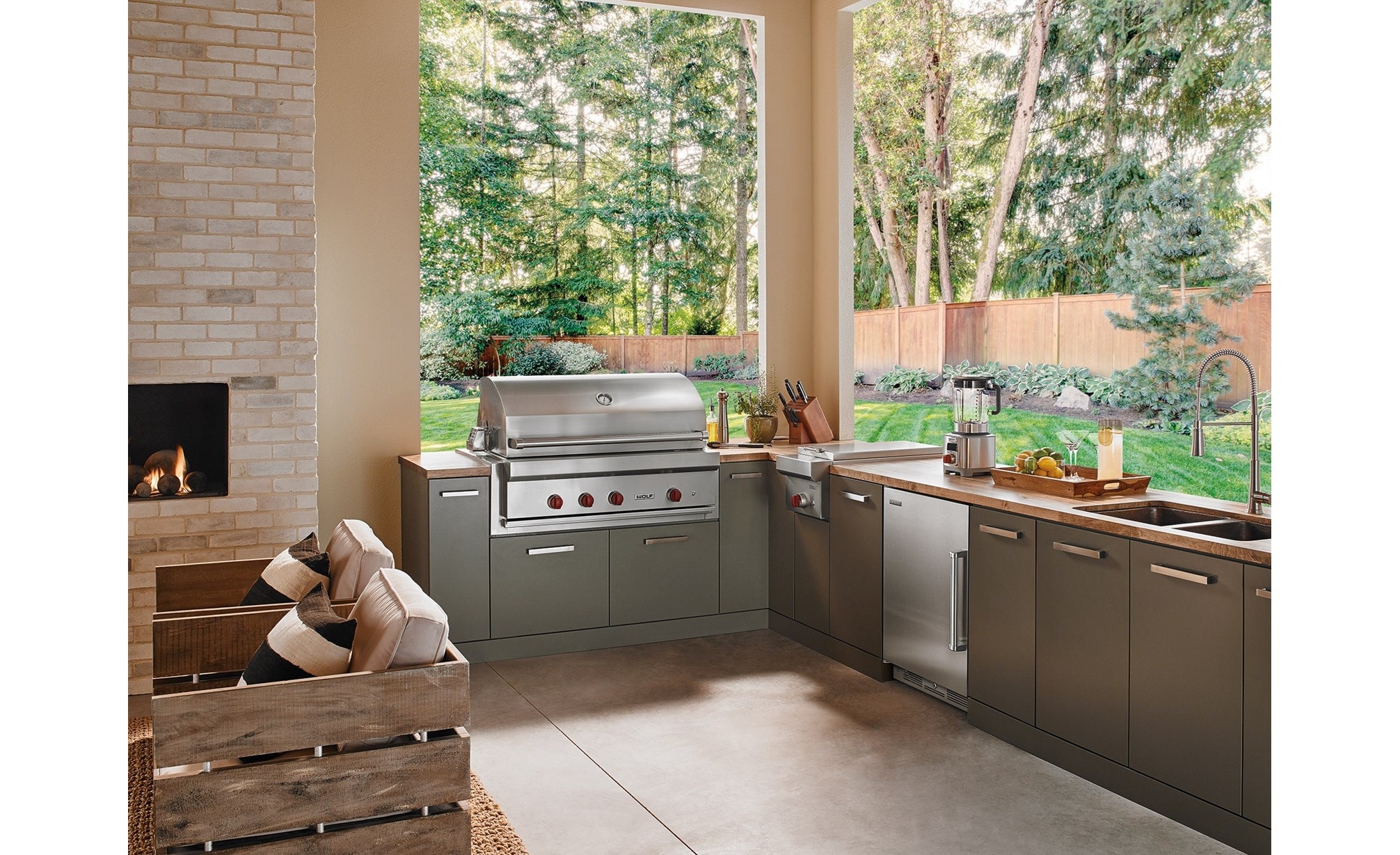 La parrilla de gas para exteriores de 42" Wolf (OG42) exhibida en un espacio de cocina al aire libre contemporáneo que ofrece comodidad y comodidades de cocina profesionales.