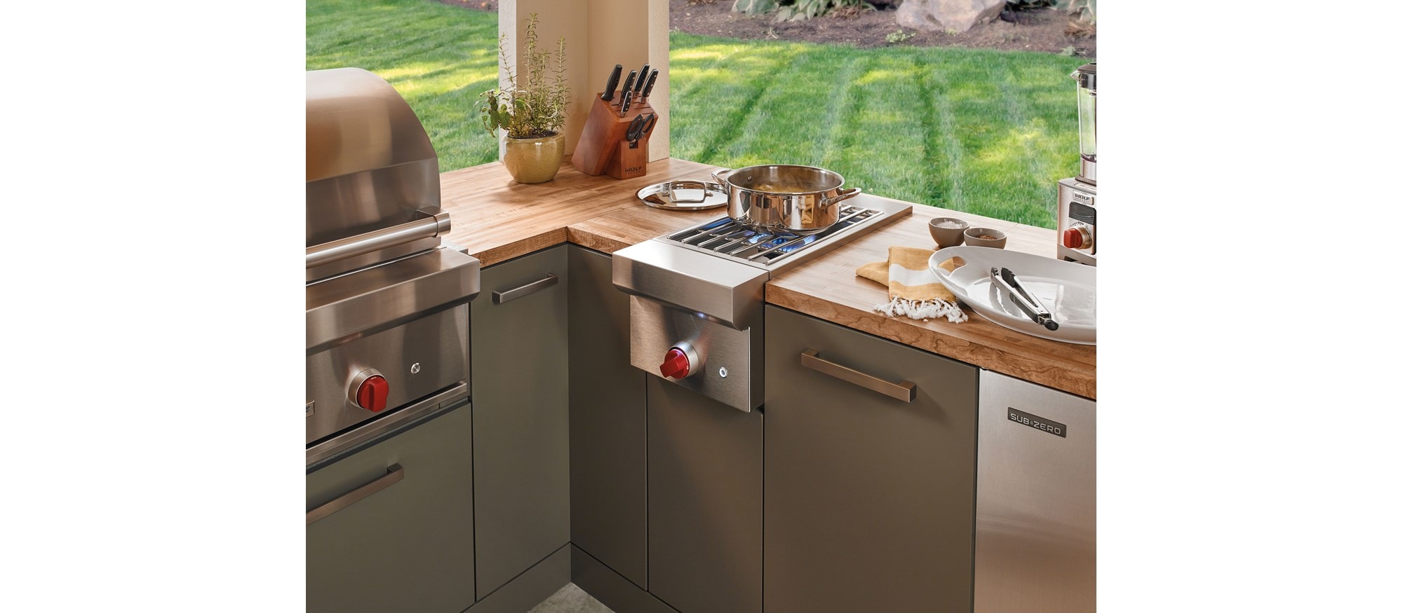 Wolf Appliances 42" Outdoor Gas Grill (OG42) Wolf Appliances 13" Classic Burner Module (BM13)