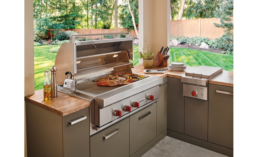  El módulo de quemador empotrado de 13" Wolf (BM13) Quemador lateral de parrilla para exteriores exhibido con parrilla de gas para exteriores de 42" Wolf (OG42) 