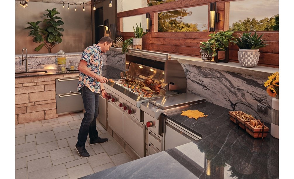 La parrilla de gas para exteriores de 54" Wolf (OG54) combinada con el módulo de quemador clásico de 13" Wolf (BM13) para una versatilidad total de la cocina para exteriores.