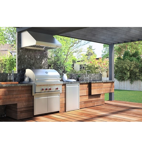 Parrilla de gas para exteriores de 36" Wolf (OG36) exhibida con campana de ventilación para exteriores profesional de Wolf en esta amplia cocina exterior. 