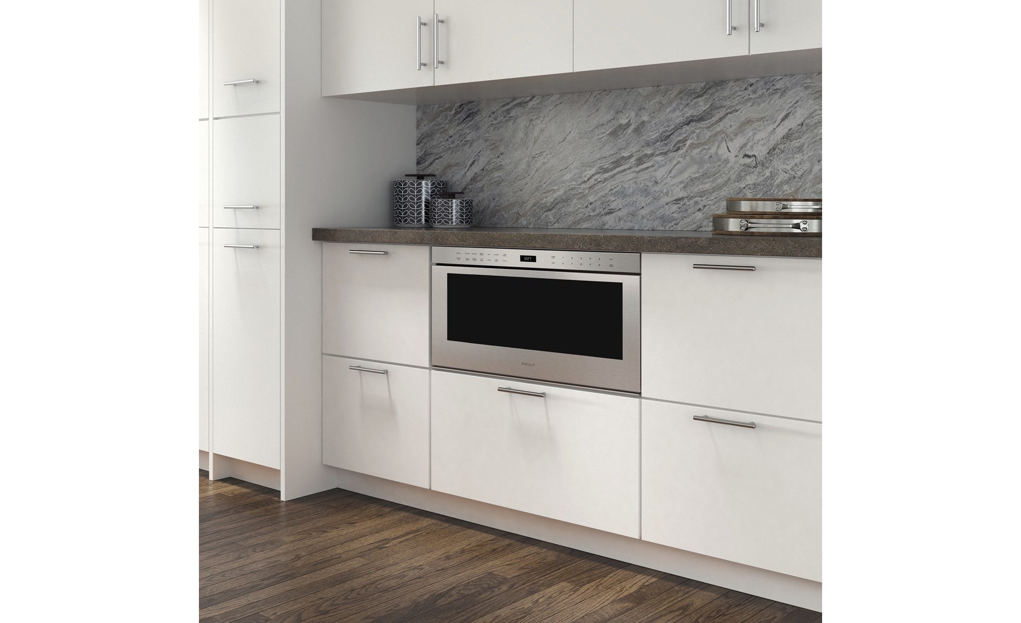 El cajón microondas Professional de 30" Wolf (MD30PE/S) exhibido con su capacidad de otorgar facilidad y conveniencia en gabinetes blancos clásicos 