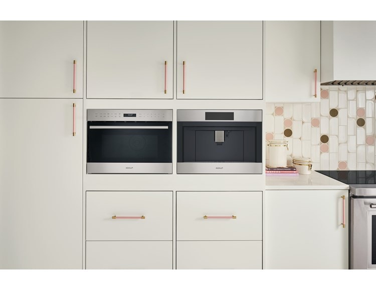 Horno microondas con puerta abatible transicional de la serie E de 24" Wolf (MDD24TE/S/TH)