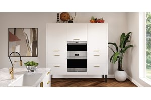 El horno microondas con puerta abatible transicional de 30" Wolf de la serie E (MDD30TE/S/TH) en un diseño de cocina de piso de madera de tono oscuro ultramoderno