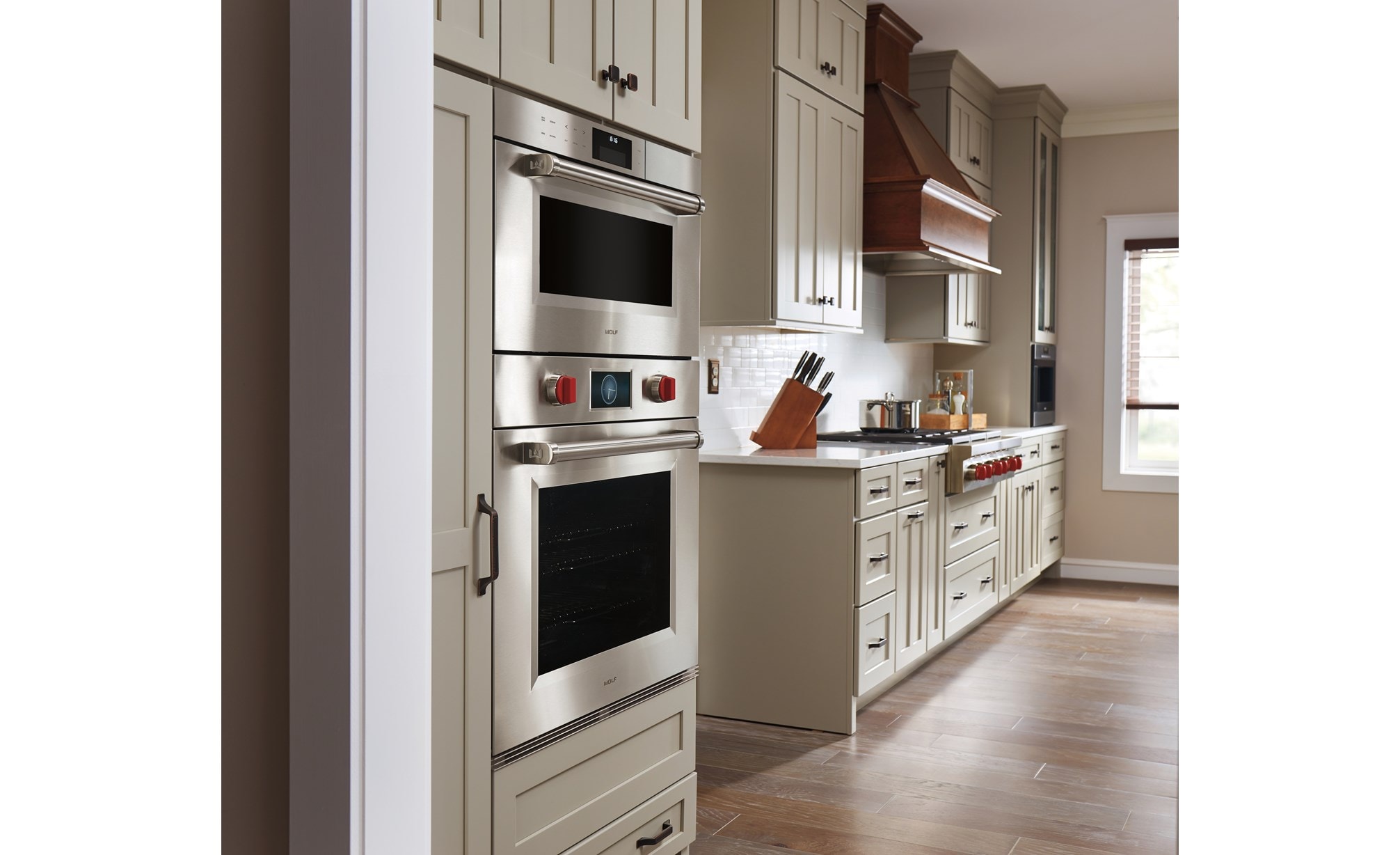 Horno individual profesional de la serie M de 30" Wolf (SO30PM/S/PH) exhibido con la opción de instalación empotrable para un diseño de cocina personalizado