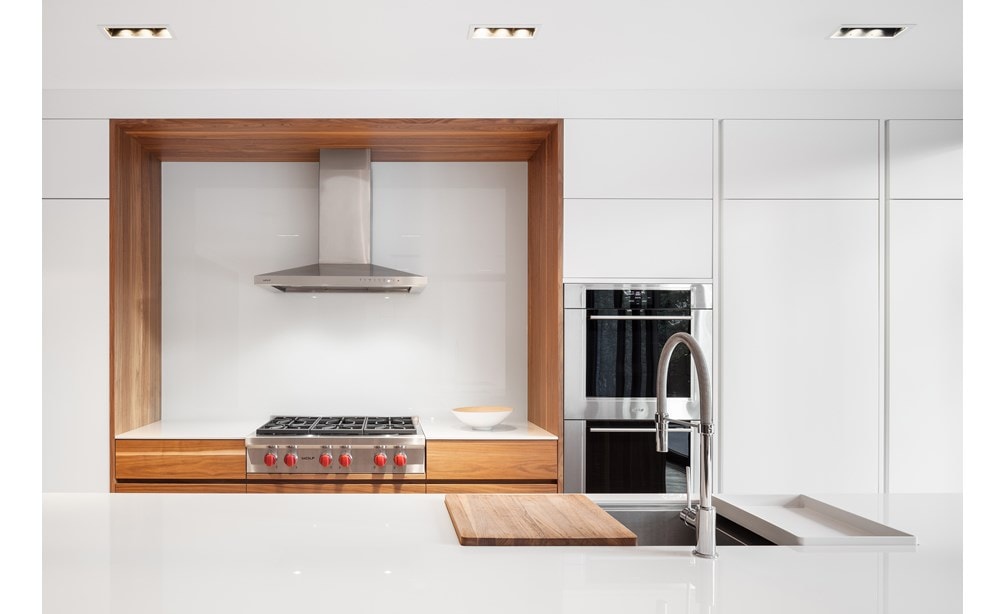 El horno doble transicional de la serie M de 30" Wolf (DO30TM/S/TH) exhibido con estufa con quemadores sellados de 36" Wolf - 6 quemadores (SRT366)