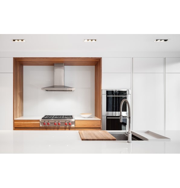 El horno doble transicional de la serie M de 30" Wolf (DO30TM/S/TH) exhibido con estufa con quemadores sellados de 36" Wolf - 6 quemadores (SRT366)