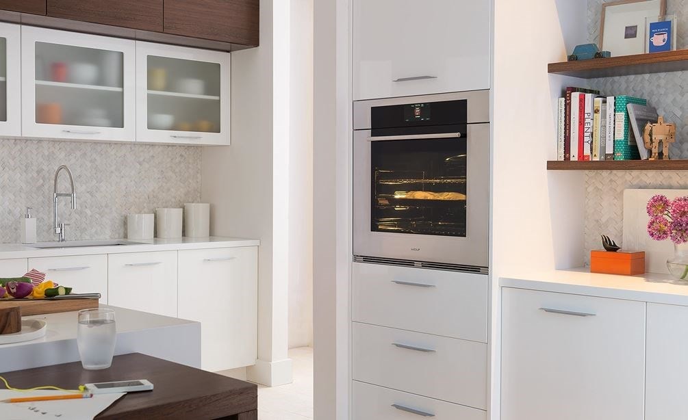 El horno individual transicional de la serie M de 30" Wolf (SO30TM/S/TH) puede encajar perfectamente con los gabinetes circundantes para complementar cualquier habitación.