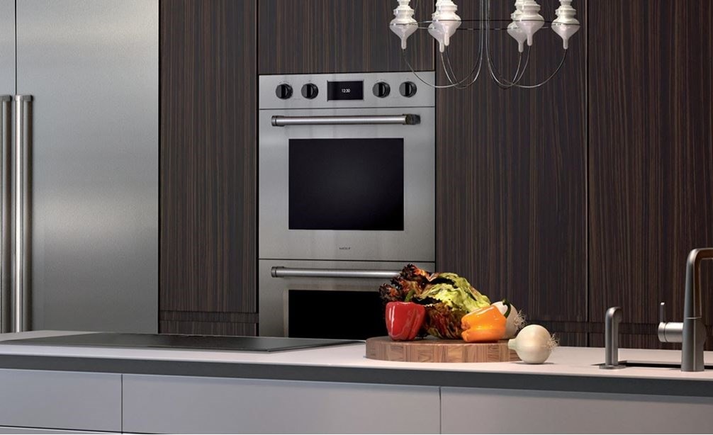 El horno doble profesional de la serie M de 30" Wolf (DO30PM/S/PH) exhibido integrado en un estilo de diseño de cocina minimalista rústico