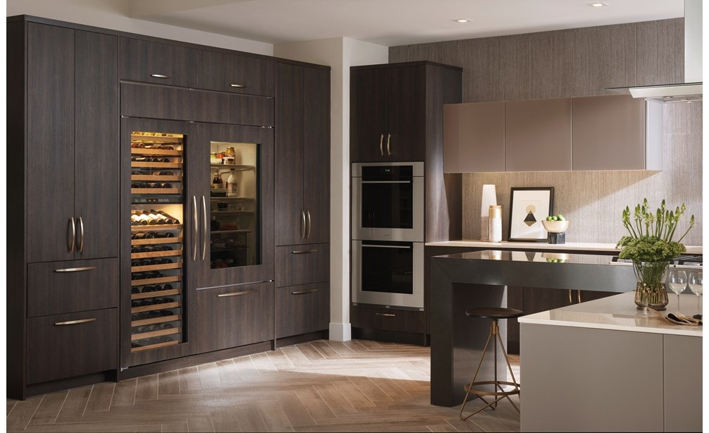 Horno de vapor doble con vidrio negro contemporáneo de la serie M de 30" Wolf (DO30CM/B) con refrigerador con puerta de vidrio sobre y bajo mostrador de 36" Sub-Zero Classic (BI-36UG/O)