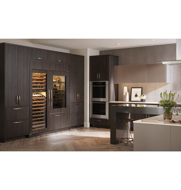 Horno de vapor doble con vidrio negro contemporáneo de la serie M de 30" Wolf (DO30CM/B) con refrigerador con puerta de vidrio sobre y bajo mostrador de 36" Sub-Zero Classic (BI-36UG/O)