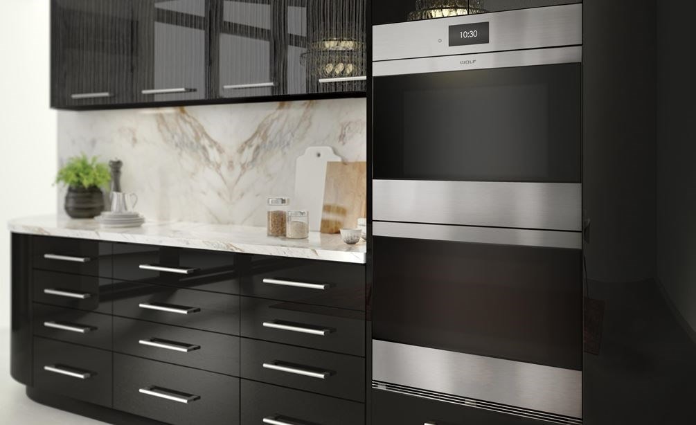 El horno doble de acero inoxidable contemporáneo de la serie M de 30" Wolf (DO30CM/S) exhibido en combinación armoniosa con los modernos gabinetes de cocina brillantes.