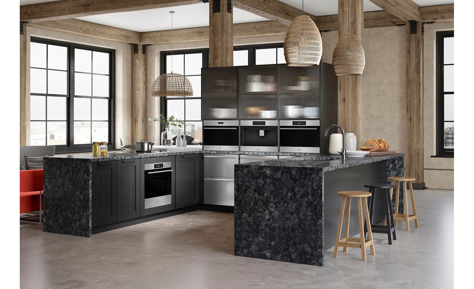 Horno de vapor con convección transicional de la serie E de 24" Wolf (CSO2450TE/S/T) rodeado de gabinetes negros en una cocina de madera única