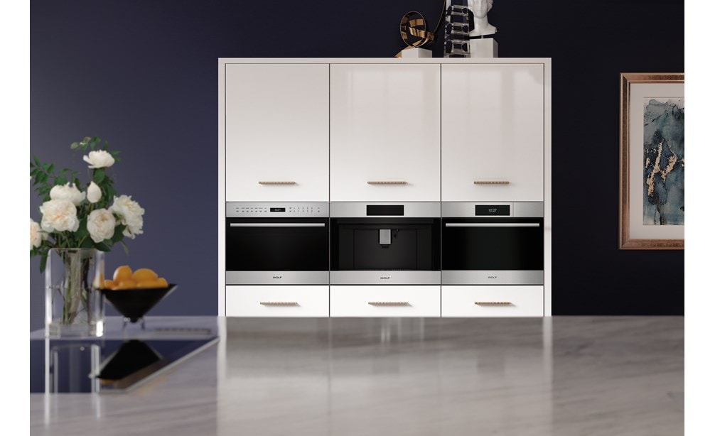 Horno de vapor contemporáneo de acero inoxidable de la serie M de 24" Wolf  con tubería (CSOP2450CM/S) exhibido en gabinetes de negro intenso junto con mostradores de granito azul Volga