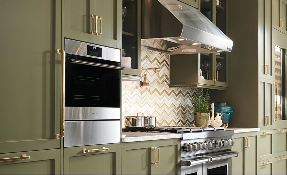 Wolf 24/" E Series Transitional Convection Steam Oven (CSO24TE/S/TH) adds exquisite color to any kitchen while serving gourmet results