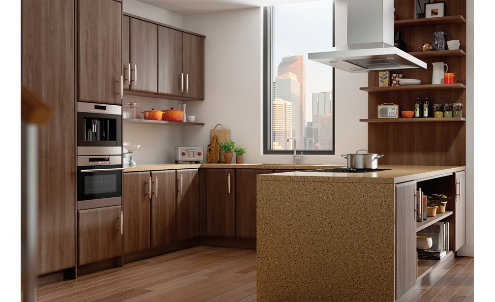 La campana extractora de placa de cocción para isla de 42" Wolf inoxidable (VI42S) exhibida en una cocina abierta con estanterías de exhibición y gabinetes de cocina cálidos