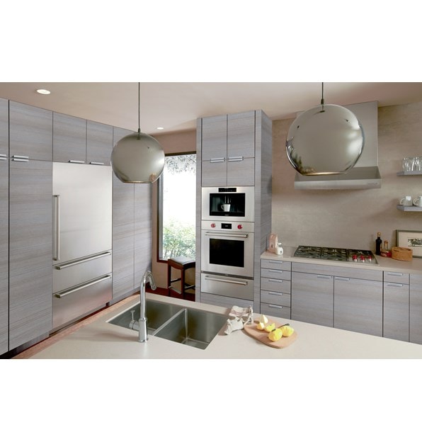 La campana extractora de pared de perfil bajo de 36" Wolf (PW362210) exhibida en un diseño de cocina moderno y limpio que utiliza gabinetes grises con detalles plateados