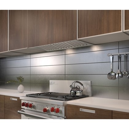 El revestimiento de campana extractora Pro de 40" Wolf - 22" de profundidad (PL402212) se combina de manera experta en gabinetes de cocina modernos y elegantes con acabado de madera natural
