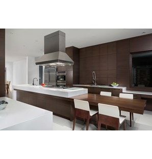 La campana extractora para islas Pro de 54" Wolf (PI543418) exhibida por encima de la estufa con quemadores sellados de 48" (SRT486G) en un gran diseño de cocina de panel ultramoderno