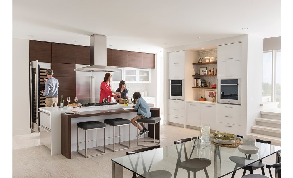 Campana extractora de placa de cocción para isla de 42" Wolf - Inoxidable (VI42S) exhibida en un gran espacio de cocina abierta que proporciona una ventilación de cocina hermosa, potente y segura