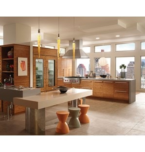 La campana extractora para islas Pro de 36" Wolf (PI363418) exhibida en una gran cocina contemporánea en forma de l con gabinetes de madera natural veteada y techos altos