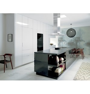 Campana extractora de placa de cocción para isla de 42" Wolf inoxidable (VI42S) exhibida agregando un toque pulido como pieza central en este elegante diseño en blanco y negro