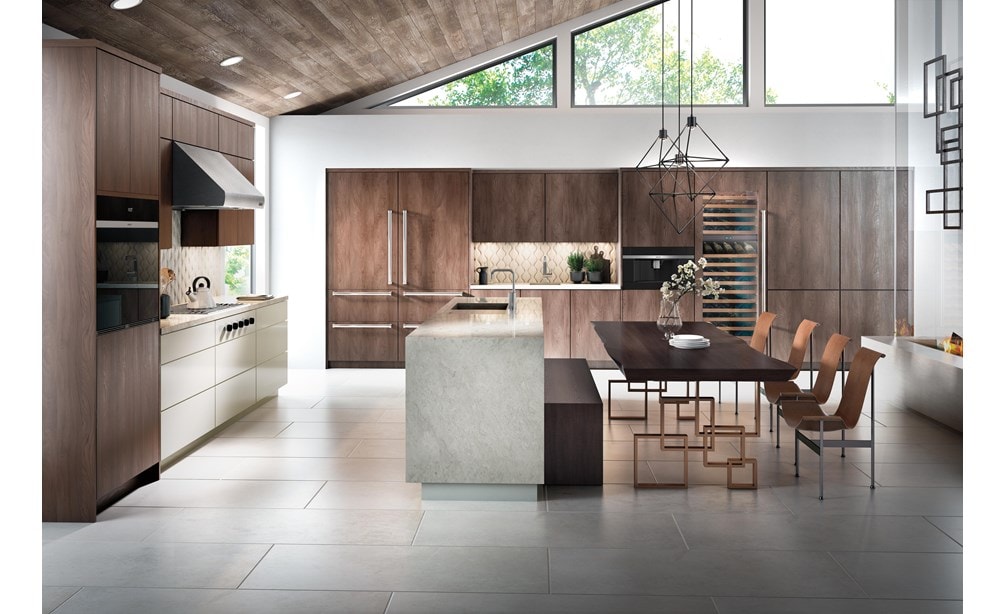 La campana extractora de pared Pro de 36" Wolf - 27" de profundidad (PW362718) exhibida en un gran concepto de cocina de lujo con gabinetes de paneles de madera lisa