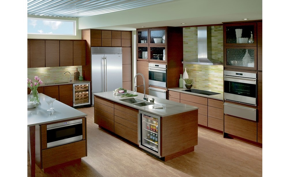 La campana extractora de placa de cocción de pared de 36" Wolf inoxidable (VW36S) con cajón microondas transicional de 24" Wolf (MD24TE/S)