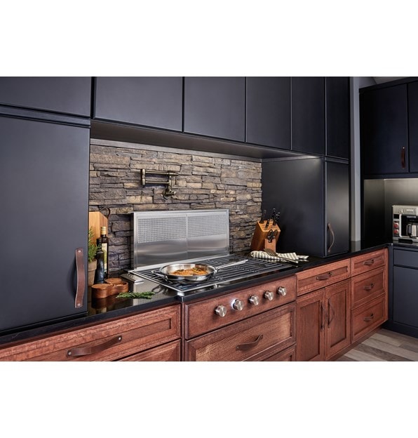 Ventilación de tiro descendente de 36" Wolf (DD36) exhibida con placa de cocción de gas contemporánea de 36" de 5 quemadores (CG365C/S) en un diseño de cocina de ricas texturas