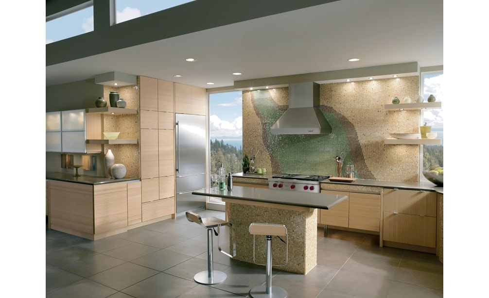 La campana chimenea de pared Pro de 36" Wolf (PWC362418) exhibida es el toque final en este diseño de cocina brillante y abierto con salpicaduras con textura