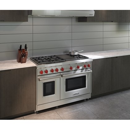 La estufa de gas de 6 quemadores de 48" con asadora infrarroja Wolf (GR486C) con extractor de pared de 48" Pro Wolf - 24" de profundidad (PW482418)